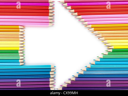 Freccia fatta dalle matite di colore isolato su bianco Foto Stock