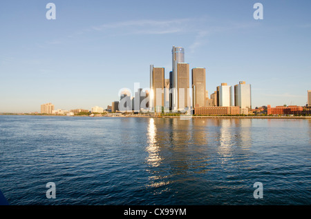 Michigan, Detroit. La mattina presto vista dello skyline della citta' del centro cittadino di Detroit dal Fiume Detroit. Foto Stock