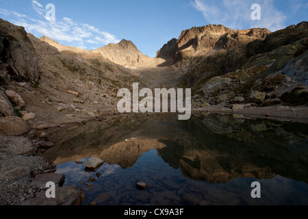 Riflessioni sul Lac Blanc, con il Col du Belvedère a sunrise. Chamonix Monte Bianco - Francia Foto Stock