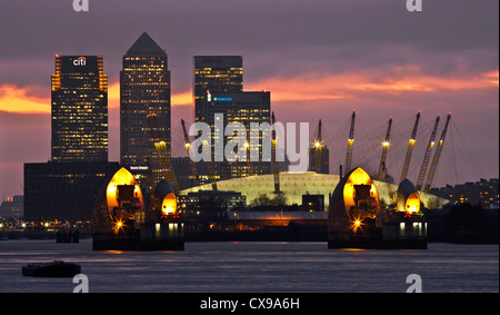 L'O2 Arena e Canary Wharf torri visto da Thames Barrier in Londra, Regno Unito. Foto Stock