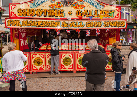 Una fiera shooting gallery a 1940 weekend a Leyburn in North Yorkshire, Inghilterra, Regno Unito Foto Stock