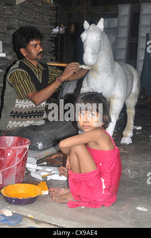 Un bambino pittore al Kumatili, Calcutta, West Bengal, India Foto Stock