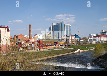 Weir (DAM) sul fiume Iset. Ekaterinburg. Luoghi di interesse turistico della citta'. Ekaterinburg. Vedute della citta'. L'estate. La Russia. Foto Stock