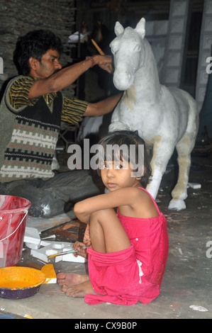 Un bambino pittore al Kumatili, Calcutta, West Bengal, India Foto Stock