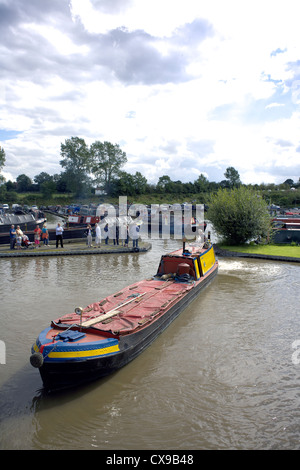 Narrowboat storico Dodona sul canale di Coventry, vicino a Tamworth, Staffordshire, Regno Unito, strette, barche, barche, nautica, narro Foto Stock