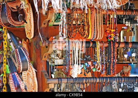 Piccolo Bazar in Cozumel - Mexic con un sacco di collana e del bracciale. Foto Stock