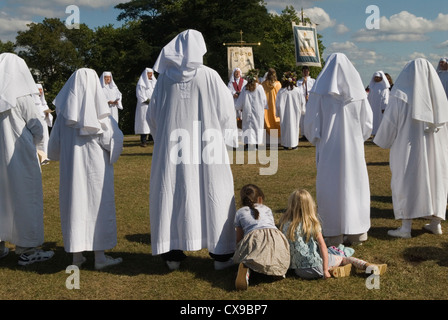 L'Antico ordine dei Druidi, la loro cerimonia di equinozio d'autunno, hanno formato un circolo sacro, i bambini osservano ciò che accade. Primrose Hill North London, Inghilterra, 2012 settembre 2010 HOMER SYKES Foto Stock