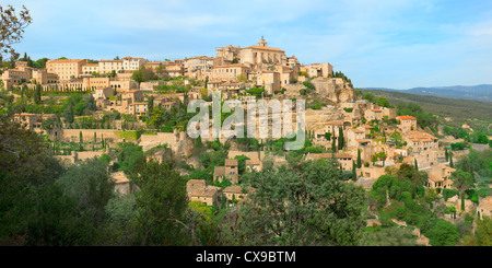 Vista su Gordes village, Vaucluse Provence, Francia Foto Stock