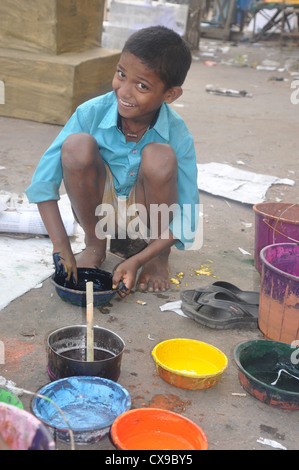 Un bambino pittore al Kumatili, Calcutta, West Bengal, India Foto Stock