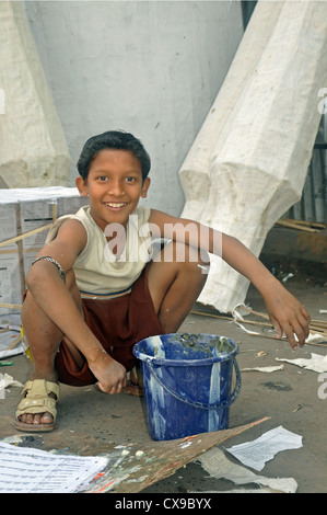 Un bambino scultore presso Kumatili, Calcutta, West Bengal, India Foto Stock