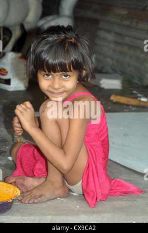 Un bambino pittore al Kumatili, Calcutta, West Bengal, India Foto Stock