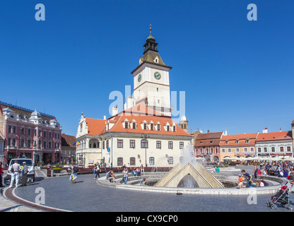 Brasov Piazza principale e il municipio della città vecchia (Piaţa Sfatului), central Romania, Transilvania regione. Foto Stock