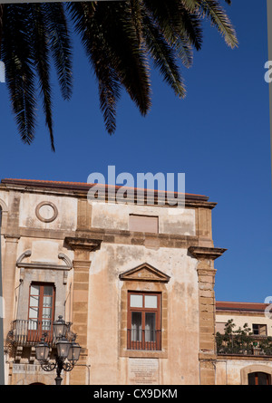 Strada stretta scena, Cefalu città vecchia, Sicilia Foto Stock