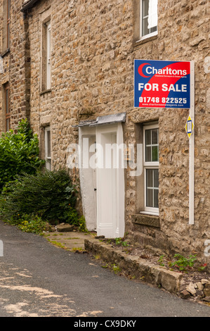 Un cottage in vendita nel villaggio di Reeth in Swaledale in North Yorkshire, Inghilterra, Regno Unito Foto Stock