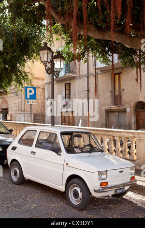 Fiat 500 sulla vecchia strada italiana Cefalù Sicilia Italia Foto Stock