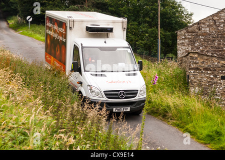 Un Sainsbury's van consegna consegna Swaledale in North Yorkshire, Inghilterra, Regno Unito Foto Stock