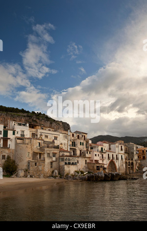 Vista Oceano con Cefalu città vecchia, Sicilia, Italia Foto Stock