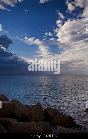Vista sul mare al tramonto, Cefalu, Sicilia, Italia Foto Stock