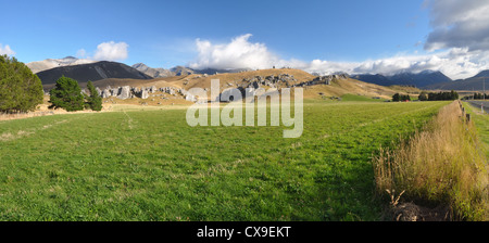 Vista panoramica di Castle Hill, Canterbury in Nuova Zelanda. Sullo sfondo di calcare sono formazioni rocciose - famoso in The Hobbit. Foto Stock