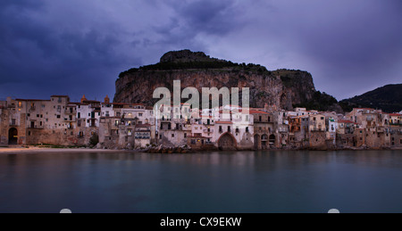 Vista Oceano con Cefalu città vecchia, Sicilia, Italia Foto Stock