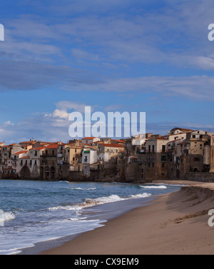 Vista Oceano con Cefalu città vecchia, Sicilia, Italia Foto Stock