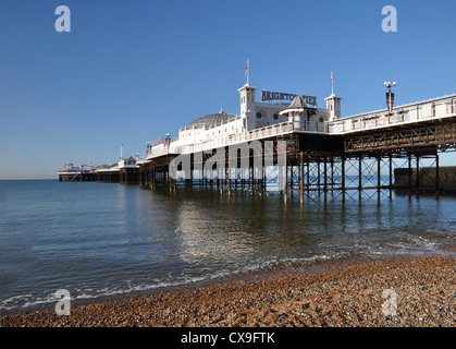 Brighton, Regno Unito - Verticale vista panoramica del famoso Molo di Brighton e Spiaggia su una bella giornata di primavera. Copia dello spazio. Foto Stock