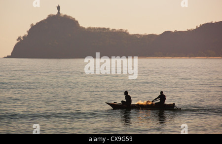 Gli uomini in una barca da pesca al largo della costa di Dili, Timor orientale Foto Stock