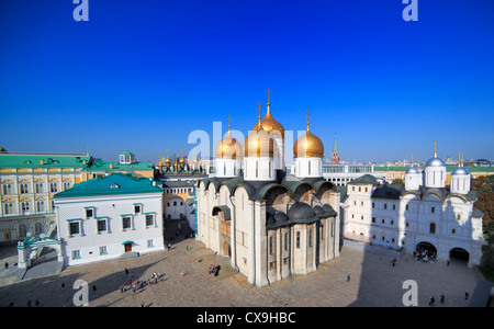 Piazza del Duomo, vista da Ivan il grande campanile a torre del Cremlino di Mosca Mosca, Russia Foto Stock