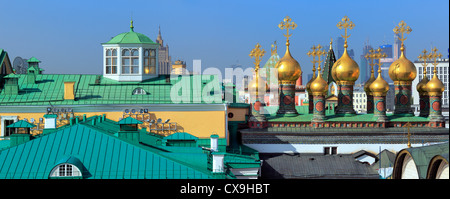 Le cupole della tomaia Salvatore Cattedrale (XVII secolo), vista da Ivan il grande campanile a torre del Cremlino di Mosca Mosca, Russia Foto Stock