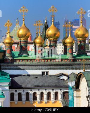 Le cupole della tomaia Salvatore Cattedrale (XVII secolo), vista da Ivan il grande campanile a torre del Cremlino di Mosca Mosca, Russia Foto Stock