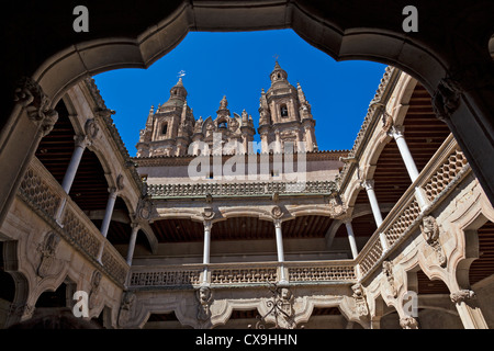 Clerecia chiesa e collegio dei Gesuiti dal cortile della Casa de las Conchas e la Pontificia Università di Salamanca, Spagna Foto Stock