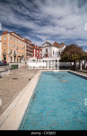 Lisboa, Portogallo.Street nel quartiere di Alfama. Foto Stock