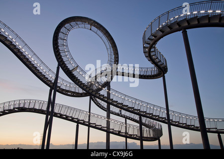 La pedonabile, grande piscina esterna rollercoaster scultura a forma di Tiger & Turtle - Magic Mountain, landmark in Duisburg, Germania Foto Stock