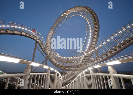 La pedonabile, grande piscina esterna rollercoaster scultura a forma di Tiger & Turtle - Magic Mountain, landmark in Duisburg, Germania Foto Stock