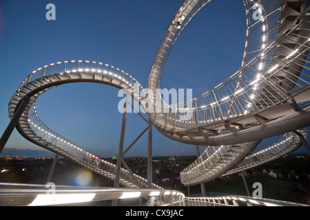 La pedonabile, grande piscina esterna rollercoaster scultura a forma di Tiger & Turtle - Magic Mountain, landmark in Duisburg, Germania Foto Stock