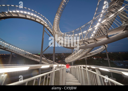 La pedonabile, grande piscina esterna rollercoaster scultura a forma di Tiger & Turtle - Magic Mountain, landmark in Duisburg, Germania Foto Stock