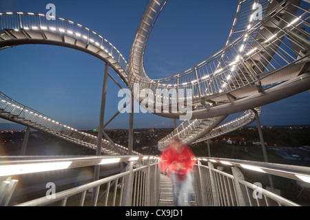 La pedonabile, grande piscina esterna rollercoaster scultura a forma di Tiger & Turtle - Magic Mountain, landmark in Duisburg, Germania Foto Stock