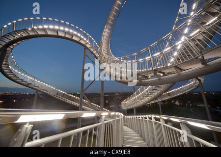 La pedonabile, grande piscina esterna rollercoaster scultura a forma di Tiger & Turtle - Magic Mountain, landmark in Duisburg, Germania Foto Stock