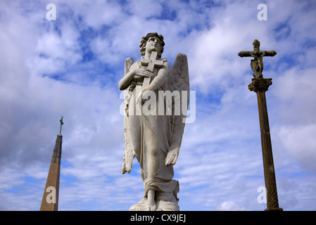 Angelo con una croce in un cimitero vicino la Cee in Galizia, Spagna. Foto Stock