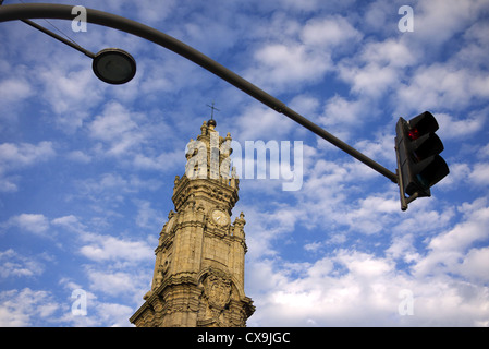 La Torre dos Clerigos e semaforo in Porto, Portogallo. Foto Stock