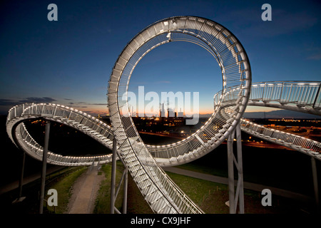 La pedonabile, grande piscina esterna rollercoaster scultura a forma di Tiger & Turtle - Magic Mountain, landmark in Duisburg-Angerhausen Foto Stock