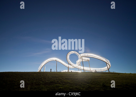 La pedonabile, grande piscina esterna rollercoaster scultura a forma di Tiger & Turtle - Magic Mountain, landmark in Duisburg-Angerhausen Foto Stock