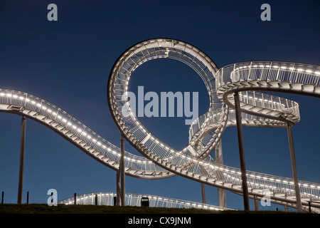 La pedonabile, grande piscina esterna rollercoaster scultura a forma di Tiger & Turtle - Magic Mountain, landmark in Duisburg-Angerhausen Foto Stock