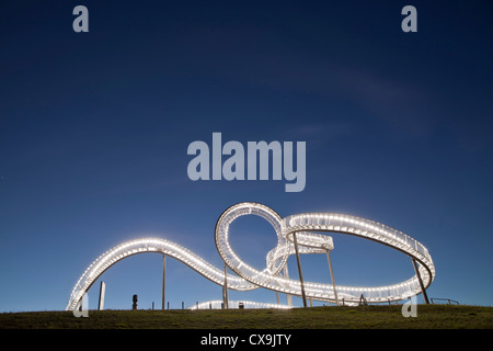 La pedonabile, grande piscina esterna rollercoaster scultura a forma di Tiger & Turtle - Magic Mountain, landmark in Duisburg-Angerhausen Foto Stock