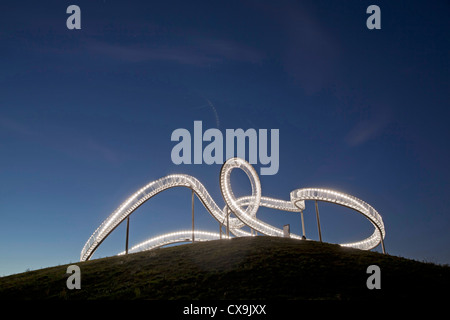 La pedonabile, grande piscina esterna rollercoaster scultura a forma di Tiger & Turtle - Magic Mountain, landmark in Duisburg-Angerhausen Foto Stock