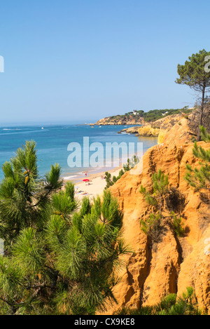 Il Portogallo Algarve , Club Med , La Balaia , panorama seascape di scogliere di arenaria , spiagge , sabbia , mare , sole , profondo cielo blu Foto Stock