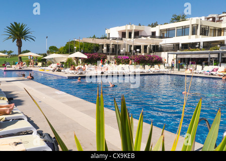 Il Portogallo Algarve , Club Med , da Balaia , piscina circondata da sedie a sdraio lucertole da mare & sale ristorante blocco Foto Stock