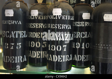 Bottiglie di annata vino di Madera in vendita a Lisbona, Portogallo. Foto Stock