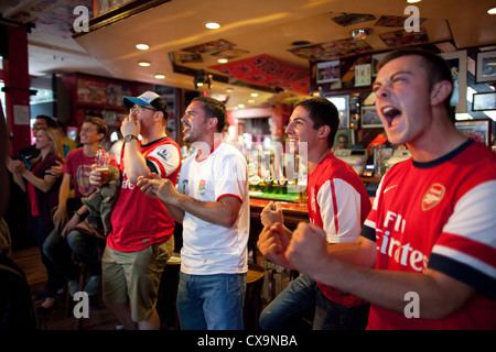 Arsenal Football Fans a guardare la partita in televisione all'interno del pub Gunners Finsbury Park, a nord di Londra, il giorno della partita. Foto Stock