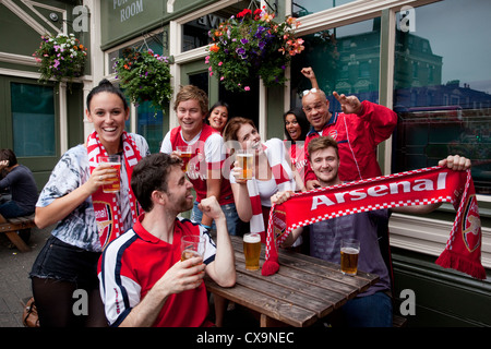 Arsenal Football Fans al di fuori dei dodici perni pub il giorno della partita a Finsbury Park, North London, England, Regno Unito Foto Stock